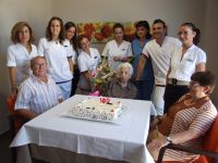 María del Carmen, con familiares y empleados del centro