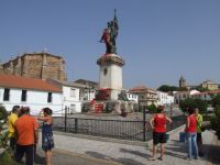 revuelo ante la estatua