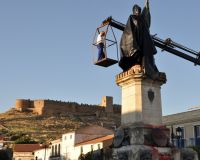 tapando la estatua