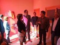 el arquitecto, hablando con la delegada del Gobierno y autoridades locales