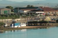 montaje de chiringuitos en la playa