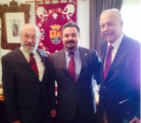 el alcalde de Zalamea con la representación diplomática de Chile