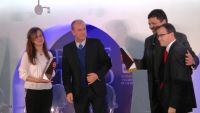 Noemí Sabugal y Bernardo Pilatti recogiendo sus premios