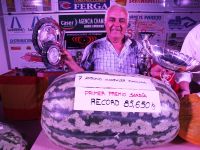 antonio gonzalez casillas y su sandía de 85 kilos y 650 gramos
