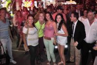 sofia cristo con unas admiradoras y el alcalde