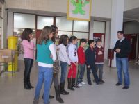 Joaquín Pineda, con los escolares del Cervantes