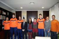 baloncestistas y el alcalde