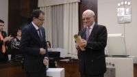 entrega del título a Barrantes