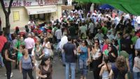 visitantes son atraídos por las fiestas