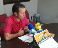 joaquin pineda dando a conocer la preinscripción de las escuelas