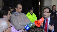 intervención del alcalde, megáfono en mano