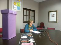 Consuelo León presentando los buzones lilas