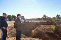 Visita del alcalde de Villanueva a los terrenos de la charca