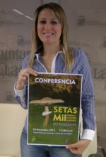 monica calurano presentando la conferencia sobre micología