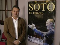 Joaquín Pineda presentando el concierto de Jose Manuel Soto