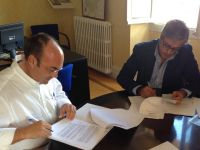 firma del contrato de Conquistadores en Villanueva
