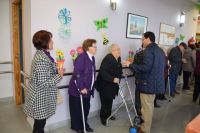 visita del alcalde de Villanueva al centro Victoria Martos