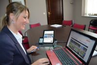 La edil Mónica Calurano, mostrando la web remodelada