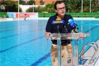 el alcalde, presentando la piscina
