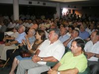 asistentes a la entrega de las escrituras
