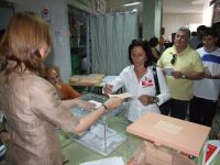 encarna votando
