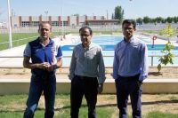 alcalde y concejales en la piscina